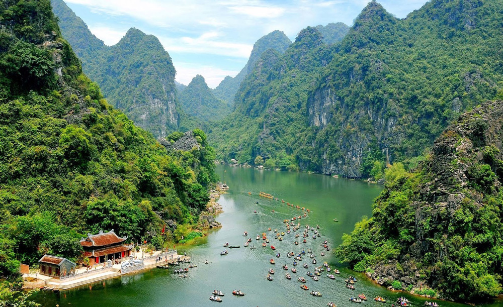 For anyone enjoying summer travel in Ninh Binh, Trang An is truly a must-stop destination.